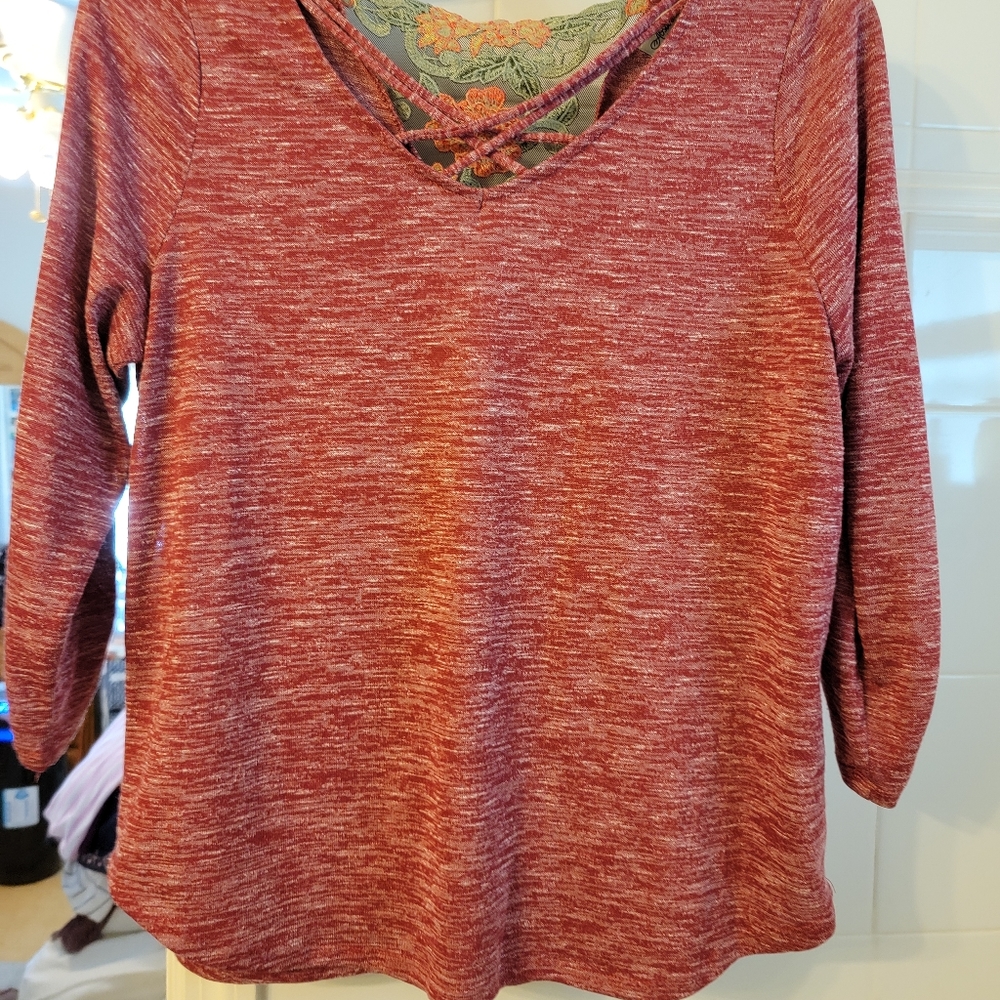 Scrunched long sleeve shirt. Flower design on back.